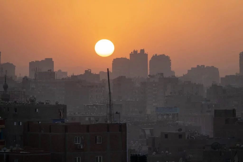 Essencial Egípcio, árabe frases para som local - pôr do sol sobre o Cairo