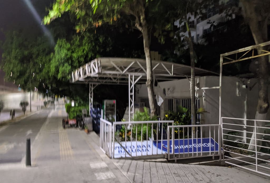 Closed 24 liquor store during the coronavirus lockdown in cartagena, colombia