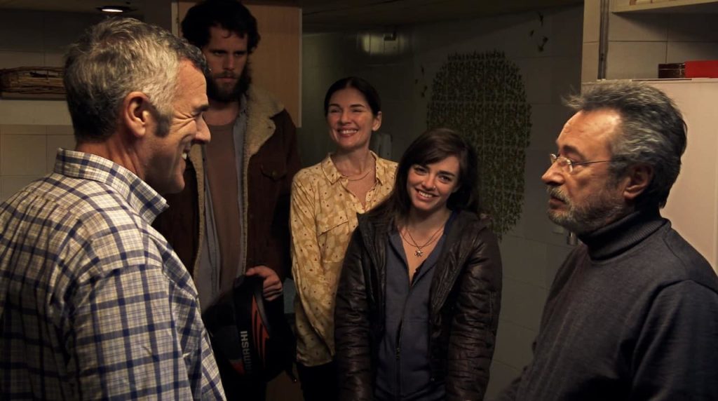 Screen grab from "El Ciudadano Ilustre", people talking to each other in spanish