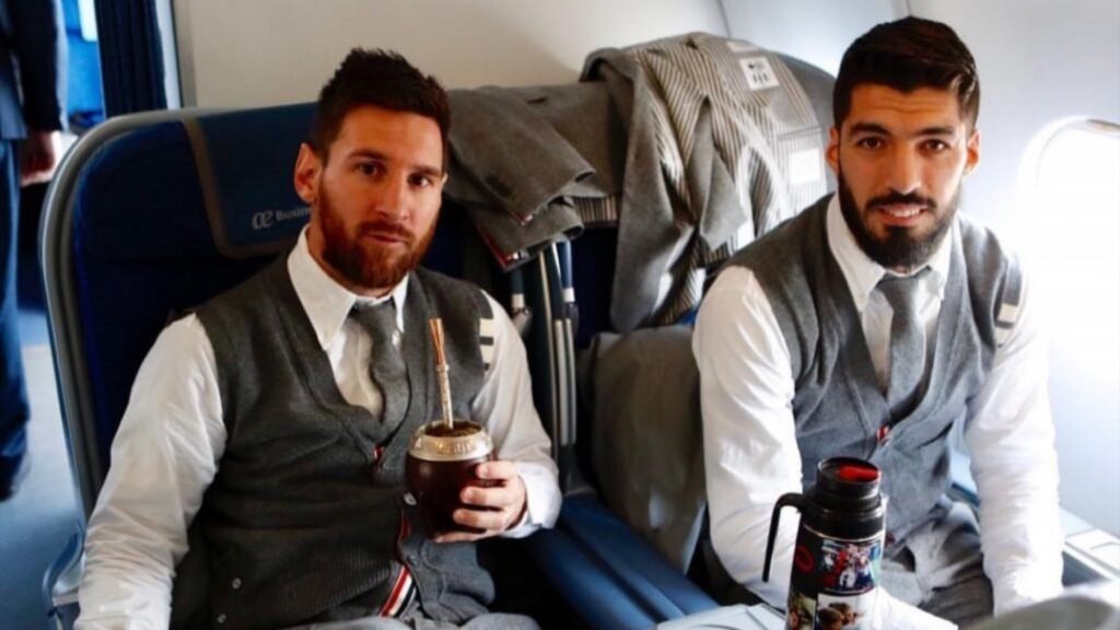 Lionel Messi and Luis Suarez with mate in an airplane